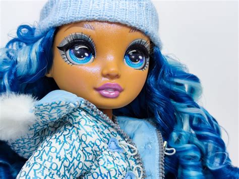 Портрет куклы с голубыми волосами Скайлер Бредшоу Рейнбоу хай Halloween