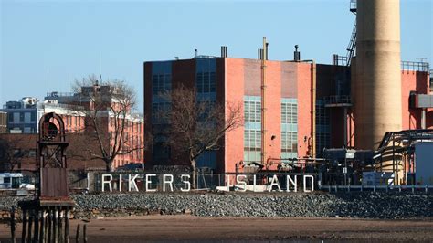 Inmate Started Fire Injures 20 At New York Citys Rikers Island Jail