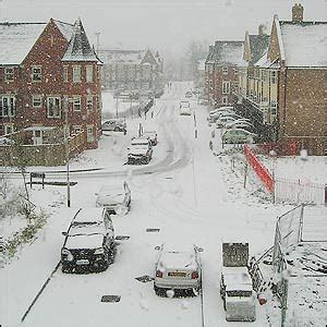 August is the hottest month in leeds with an average temperature of 15°c (59°f) and the coldest is january at 3°c (37°f) with the most daily sunshine hours at 6 in july. BBC NEWS | In Pictures | In Pictures: Britain's big freeze