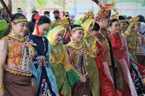 Keberagaman Suku Di Kalbar Budaya Mata Pencaharian Dan Tradisinya