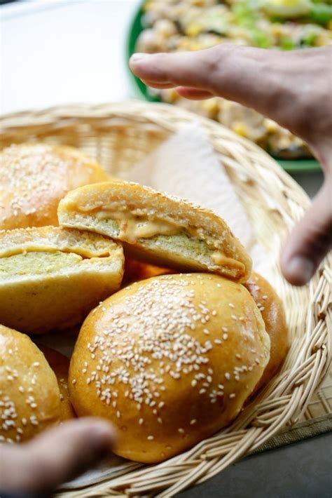 Kipburger broodjes uit de oven Kookmutsjes Recept Broodjes Voedsel ideeën Hartige hapjes