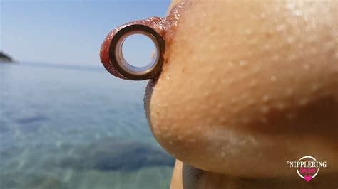 Nippleringlover milf com tesão mijando na praia de nudismo buceta
