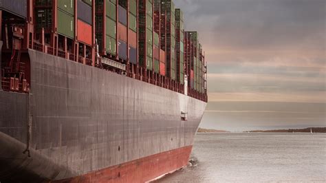 Satellite imagery gives another perspective on the developing situation in egypt's suez canal, where a mega cargo container ship was turned sideways and became stuck, blocking the busy passageway. Chip- & Elektronik-Engpass wächst: Schiffs-Riese blockiert ...