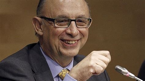 Cristóbal Montoro, ministro de Hacienda, sonríe tras el Consejo de ...