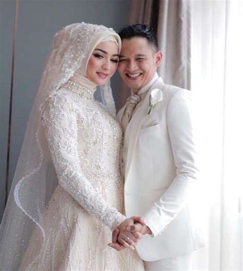 Kebaya Akad Nikah Elegant White Rizqiyah Rizal By Laksmi Kebaya Muslimah Islamic Bride 002 Foto