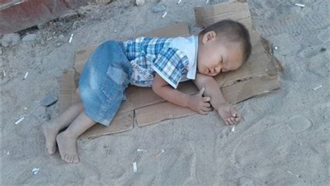 لقطة مؤثرة لطفل ينام على كرتونة في الشارع تثير ضجة على الإنترنت المدينة نيوز