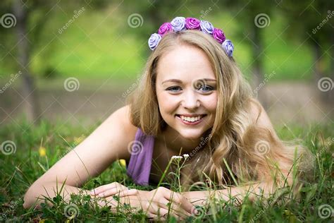 linda loira deitada na grama e sorrindo foto de stock imagem de campo felicidade 172155852