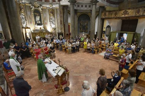 Palermo Folla In Piazza E In Chiesa Per Lultima Messa Di Padre