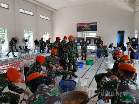 Paskhas Tni Au Bagikan 2225 Takjil Dan Nasi Kotak Untuk Warga Foto 1 1843109