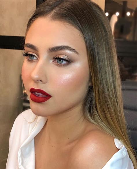 Highlighter And Red Lips Red Lipstick Makeup Looks Red Lipstick Makeup Bridesmaid Makeup