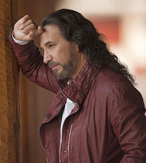 Marco Antonio Solís Read this story on Magzter