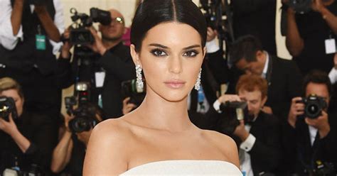 Vestido transparente deixa seios de Kendall Jenner à mostra Metro World News Brasil