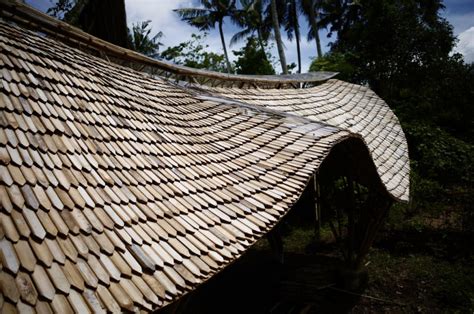 Building A Traditional Roof Using Bamboo Splits The Sirap Roofing