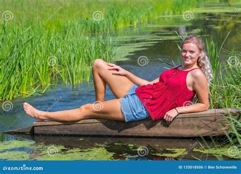 giovane menzogne olandese bionda della donna al disopra della superficie in natura fotografia
