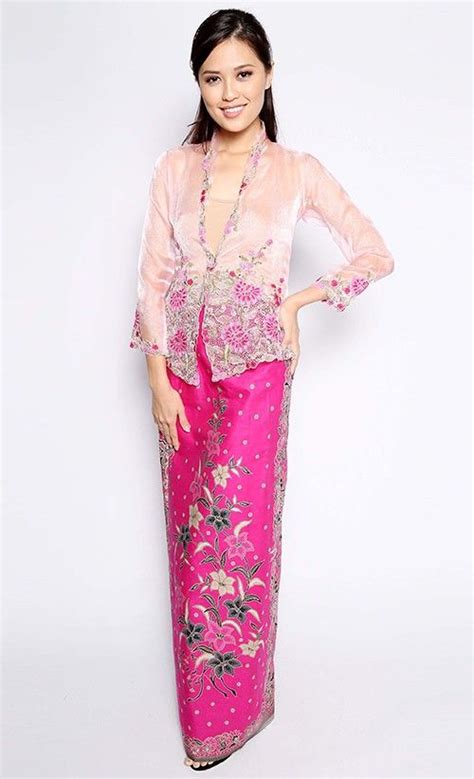 Kemudian mereka berkahwin dengan wanita tempatan dan anak lelaki mereka dipanggil baba dan anak. Leila Kebaya Nyonya in Pink | FashionValet | Pakaian ...