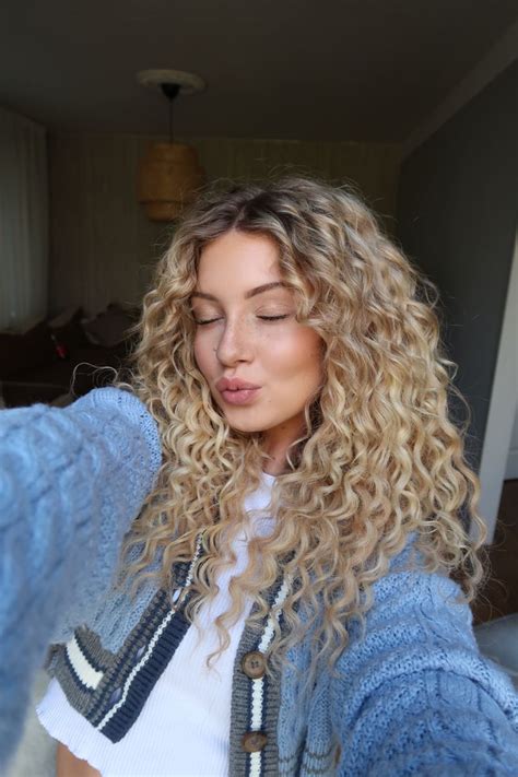 Dyed Curly Hair Hairdos For Curly Hair Colored Curly Hair Curly Hair Cuts Long Curly Blonde