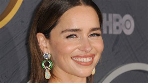 Emilia Clarke Reveals She S Missing Parts Of Her Brain After Aneurysms Here S What That Means