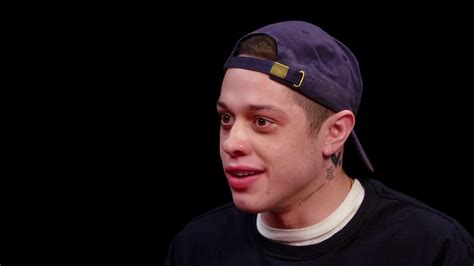 Hot Ones Staffel 11 Folge 5 Pete Davidson Drips With Sweat While