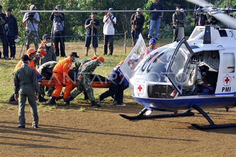 EVAKUASI KORBAN SUKHOI SUPERJET 100 ANTARA Foto