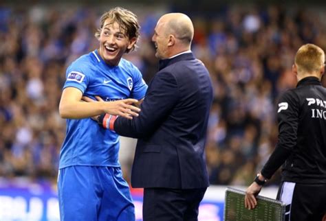 Voor de wedstrijd al kwamen de genkse spelers het veld op in een truitje met anele's rugnummer 16. Goed nieuws voor KRC Genk: Berge vol aan de bak, ook ...