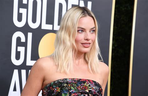 The Exact Blush Margot Robbie Used To Get Her Golden Globes Glow Glamour
