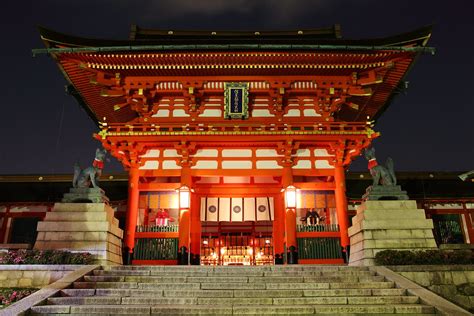 Visiting the fushimi inari shrine opens a huge world of torii that cover an entire mountain in kyoto. Shrine at night | Located : Fushimi Inari shrine, Kyoto ...