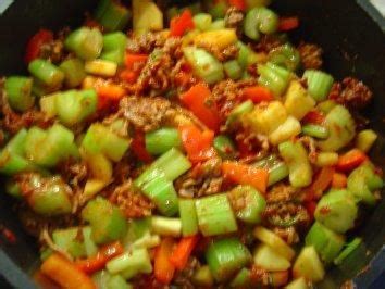 Schmortopf mit Hackfleisch und Staudensellerie Rezept
