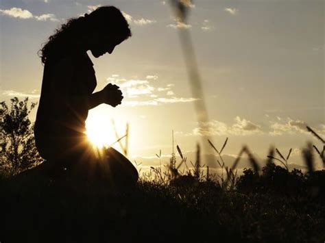 10 Versos Para Orar Por La Nación Mulher Orando Pessoa Orando Oração