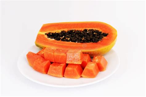 Frutas Frescas De La Papaya Con El Lado Del Mango Aislado En El Fondo