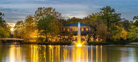 Das team bewirtet gäste in entspannter und gediegener atmosphäre im grand café. Carolaschlösschen - Dresden - Augusto-Restaurantfinder