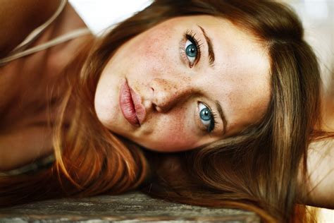 обои лицо женщины Рыжая портрет длинные волосы голубые глаза Фотография веснушки рот
