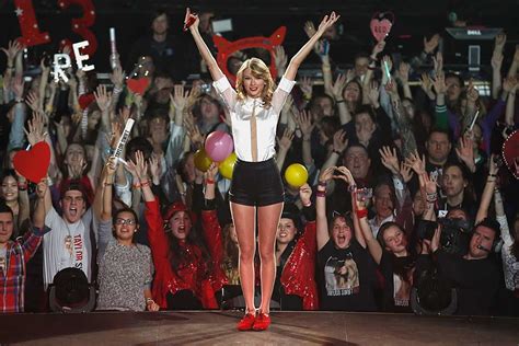 Taylor Swift Hosts Another 1989 Listening Party Photos