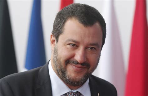 Matteo salvini, född 9 mars 1973 i milano, är en italiensk politiker, ledare för det politiska partiet lega nord och mellan juni 2018 och september 2019 vice premiärminister och inrikesminister. Migranti, Salvini: "No ai charter dalla Germania ...