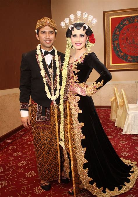 Nama pakaian adat suku tengger jawa timur, nama rumah adat suku tengger, pakaian adat di indonesia gambar kartun, pakaian adat jawa timur 34 gambar baju adat tengger, trend model! Ragam Pakaian Adat Jawa Barat yang Harus Kamu Tahu ~ Tasik ...