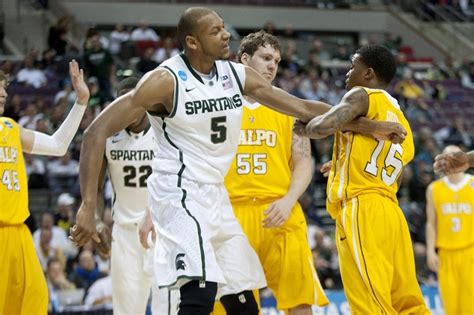 michigan state easily defeats valparaiso 65 54 in ncaa tournament opening round game