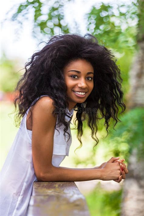 retrato al aire libre de una muchacha negra adolescente gente africana imagen de archivo