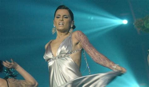 I Love To Expose Nelly Furtado Flashes The Crowd The Mtv Europe