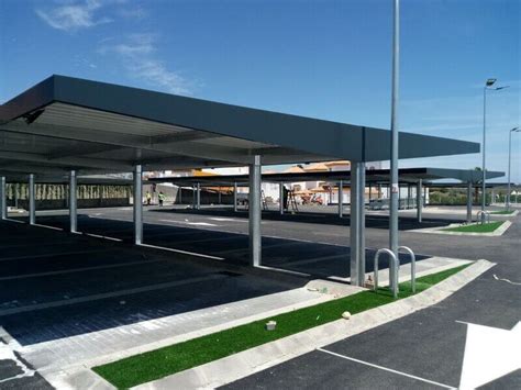 A car parking bay canopy professionally designed and installed will provide you with a large outdoor covered area to cover commercial or domestic car parking spaces. Parking canopies with Alucobond for Lidl | ET Europa