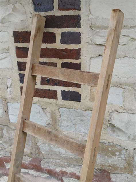 Echelle en bois delave blanchi decoration bois echelle bois. ancienne échelle en bois, échelle d'atelier indus ...