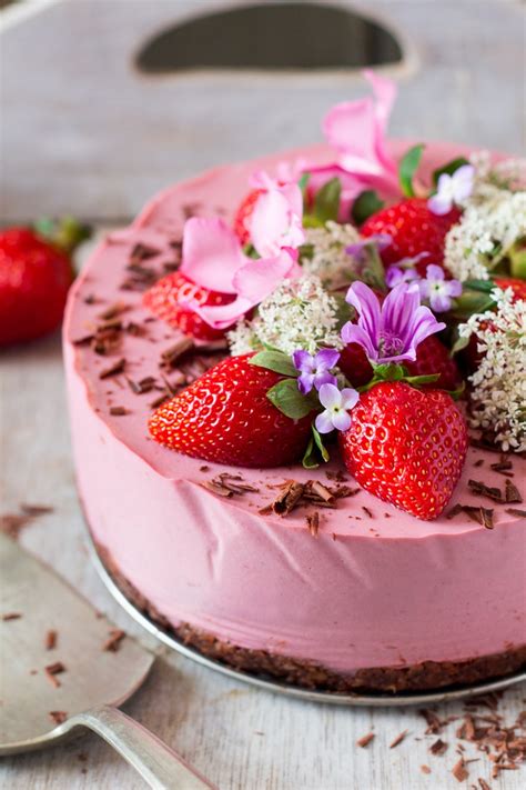 The red white and blue colors make it perfect for any summer potluck! Vegan strawberry cheesecake (oil-free) - Lazy Cat Kitchen