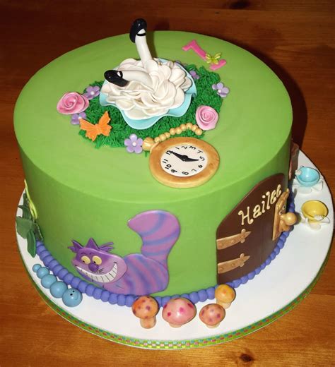 Suzys Sweet Shoppe Alice In Wonderland Cake And Cupcakes