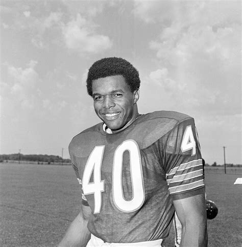 Gale Sayers Dies Elusive Hall Of Fame Running Back Was 77 The New