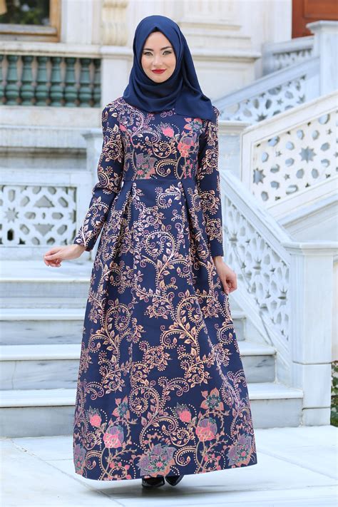 Model gamis batik terbaru untuk wanita selanjutnya adalah kombinasi kain batik dan kain polos. Brokat Kombinasi Warna Gold Dan Maroon - 50+ Model Batik ...