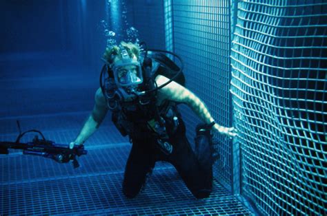 On a remote former submarine refueling facility called aquatica, a team of scientists are searching for a cure for alzheimer's disease. Imagini Deep Blue Sea (1999) - Imagini Rechinii ucigași ...