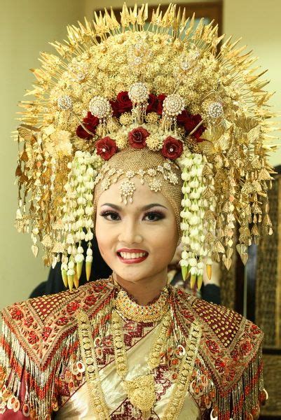 Suntiang A Decadent Golden Headdress In 2020 Headdress Wedding Headdress Indonesian Wedding
