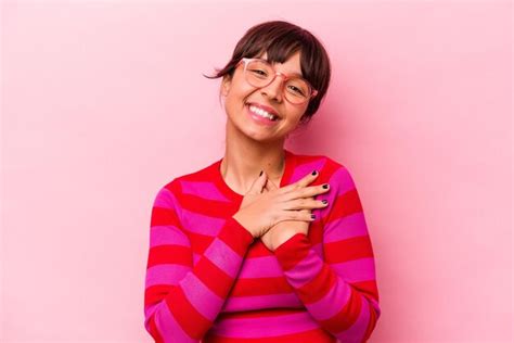 Jovem Hispânica Isolada Em Fundo Rosa Tem Expressão Amigável