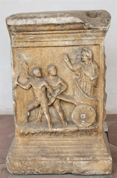 Altar Romano De época Imperial En Mármol Con Un Relieve Que