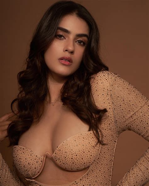 Kavya Thapar Showing Ample Cleavage In These Photos Made Fans Crazy