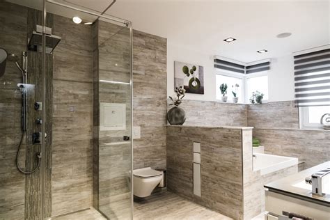 Großes Modernes Badezimmer Ein Großes Badezimmer Erlaubt Viel Raum Für