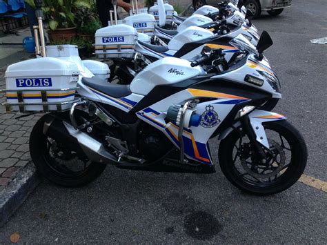 How to pick a best bike for you. Malaysian Ninja 300 Police Motorcyles (x-post r/BikesGoneWild : motorcycles
